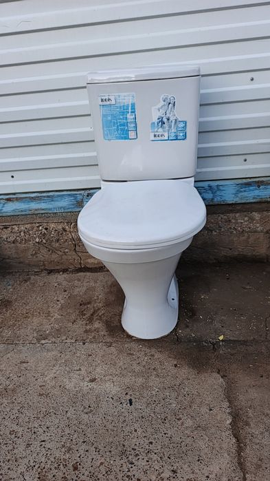 Продам два  унитаз