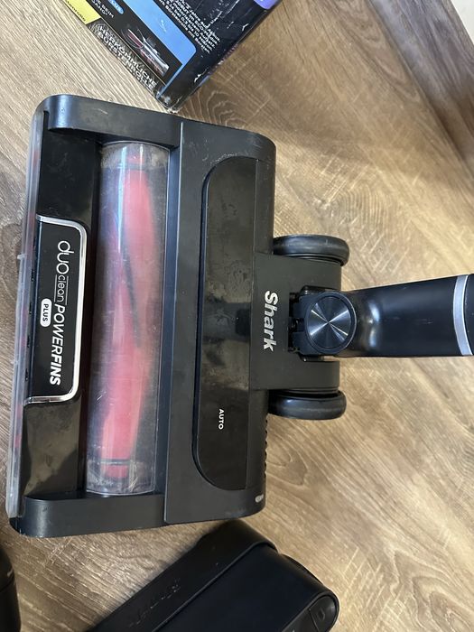 Вертикална прахосмукачка Shark Stratos с 2 батерии