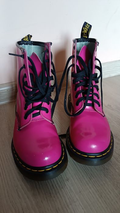 Розови лачени Dr. Martens