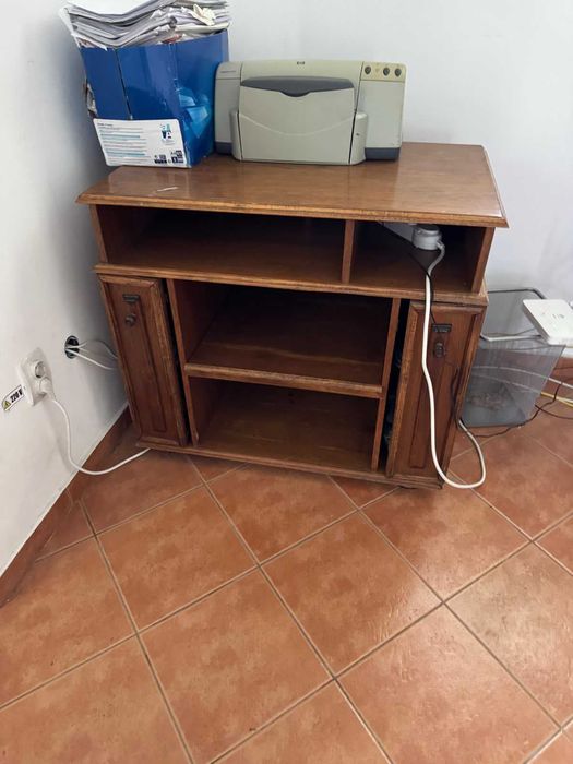 Vand   2 canapele extensibile, stare foarte buna - pret 500 lei/buc. neg. , un birou - pret 150 lei si o comoda de televizor - 250 lei