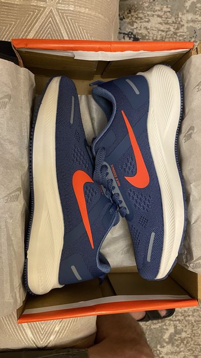 Кроссовки Nike.