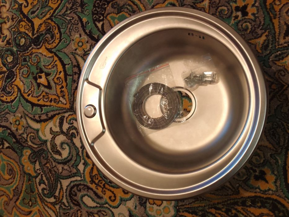 2 столешницы , мойка , слив .