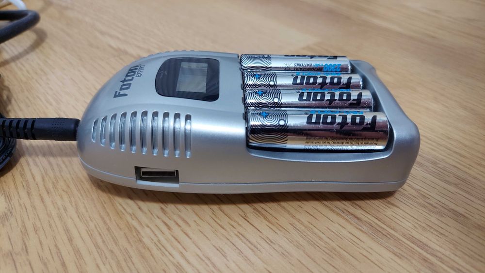 Incarcator Foton Expert model FS 7974 acumulatori reincarcabili