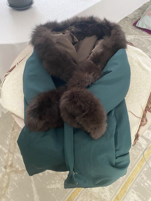 Продам парку одевала пару недель мех писец