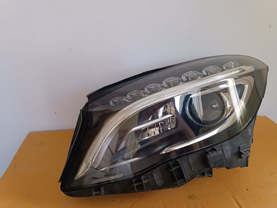 Far stânga ILS/Aripa  Mercedes GLA w156