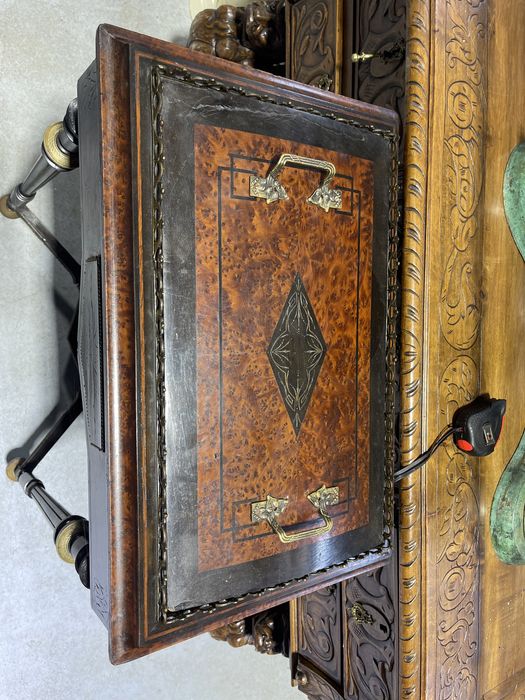 Masa deosebita din lemn, cu intarsii și ornamente bronz, stil Empire