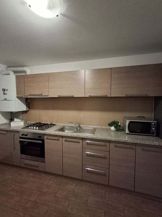 Bucatarie ,masă, plitacuptor cu microunde