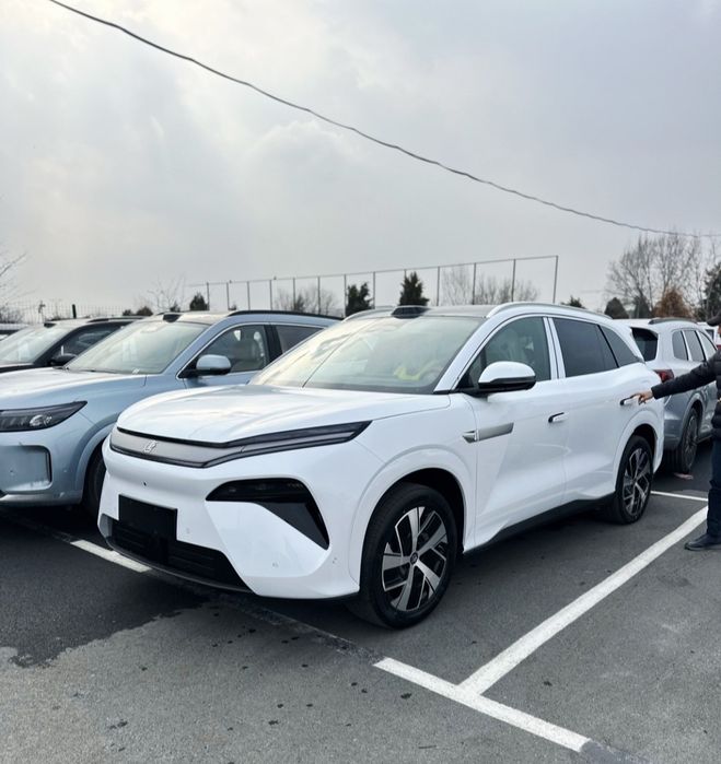 **BYD TANG L 2 wd 2025
Zapas xod 670 km
7 o'rindiq. Lidarli.
Zaryad