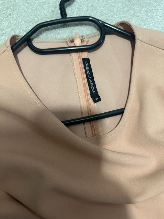 Елегантна дълга рокля с тюл и колан от цветя на Изабел Гарсия