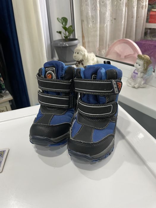 Продам зимнию комбинезон и ботинки