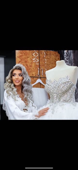 Rochie de mireasă , voal , și diademă