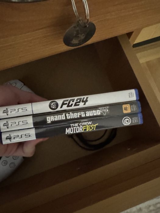 Playstation 5 с диск + 2 джойстика + 13 игри