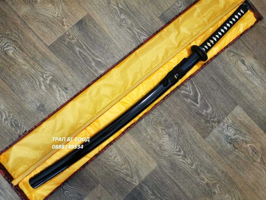 Остър меч катана с дървена лакирана кания и красива кутия