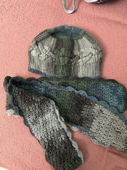 Отдам шапки , шарфы