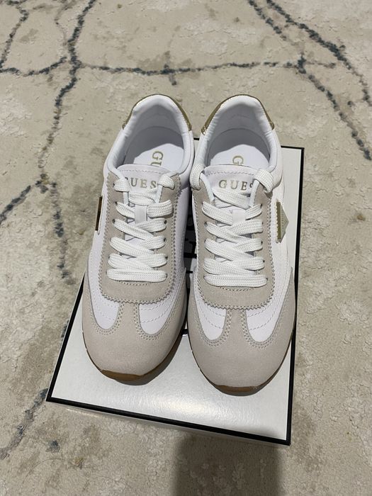 Кроссовки от бренда GUESS