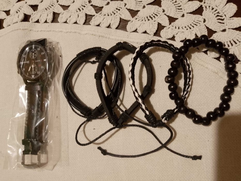 Подаръчни комлекти - часовник с 4 бр. кожени гривни