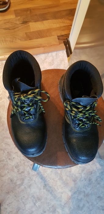 Продам сефти ботинки