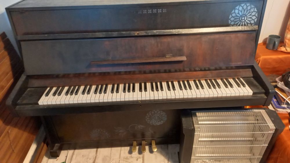 Vând pianină, , în stare bună.