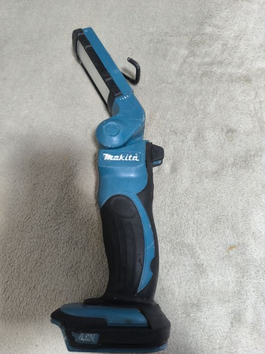 Lanterna Makita DML 801(pentru reparat se aprind doar 6 leduri) se vinde exact ce se vede in poze preț fix