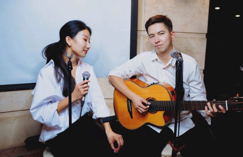 Музыканты/дуэт(гитарист и вокалистка)