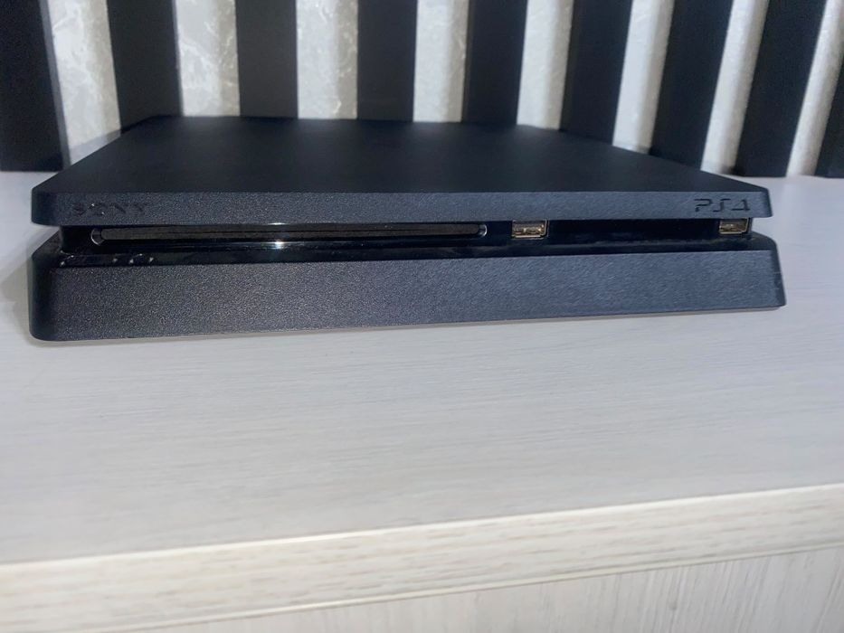 PS4 Slim + 2 DualShock 4 + PS Plus Extra до 2027 + 300 игр + 4 игры