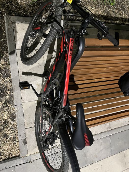 Велосипед красного цвета