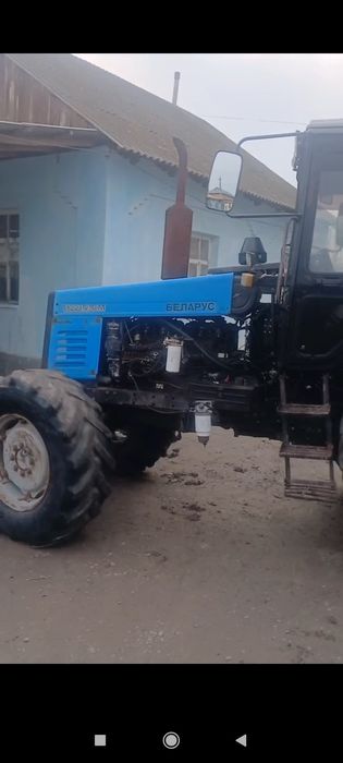 Belarus 1221.2  4 ko'rpus plugi bilan