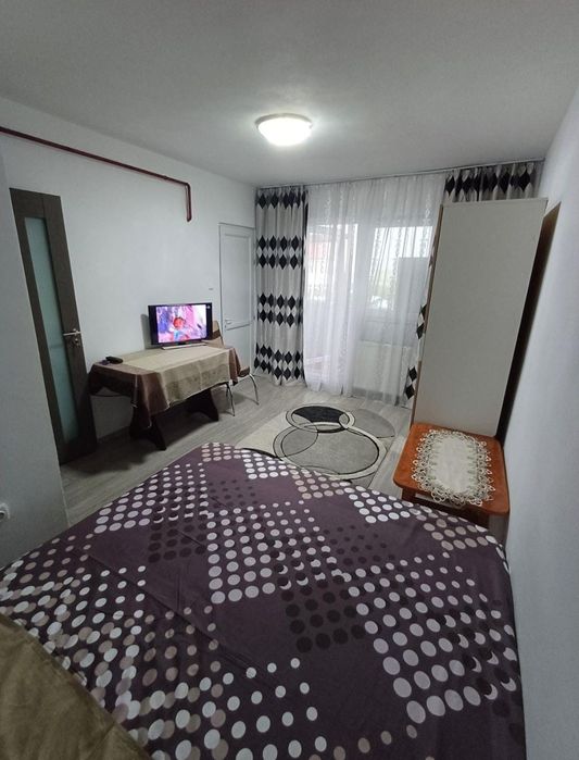 Închiriez garsonieră în centrul orașului,lângă primăria Drăgășani