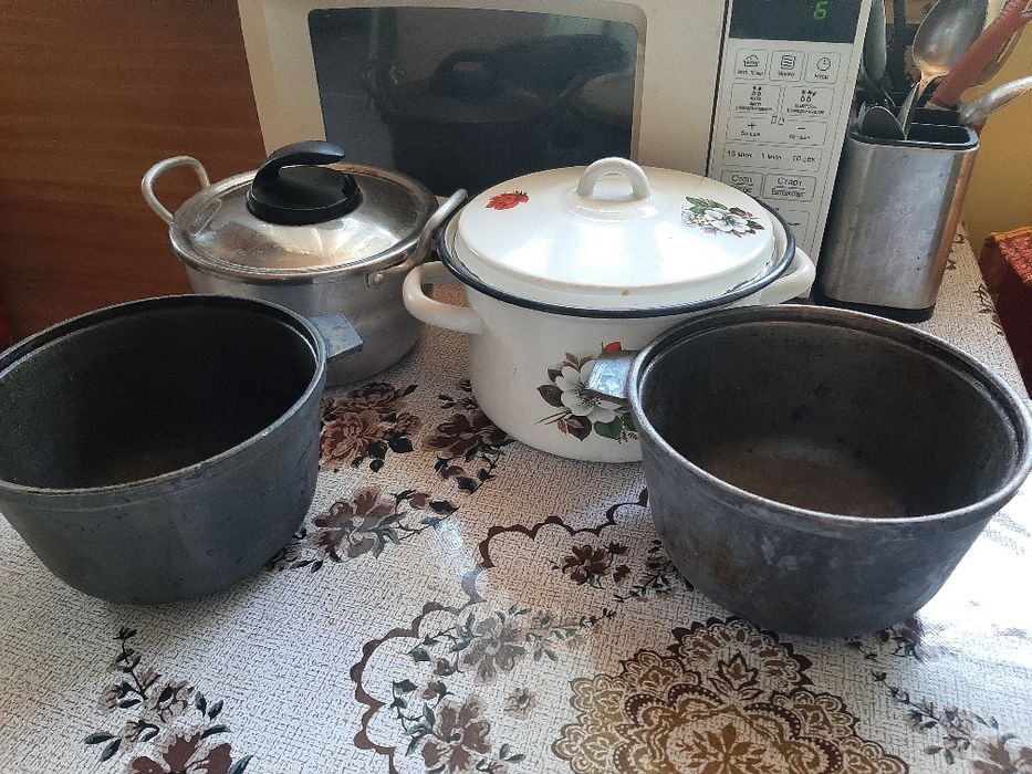 кастрюли ,казаны ,топорик,нож большой , металл отличный