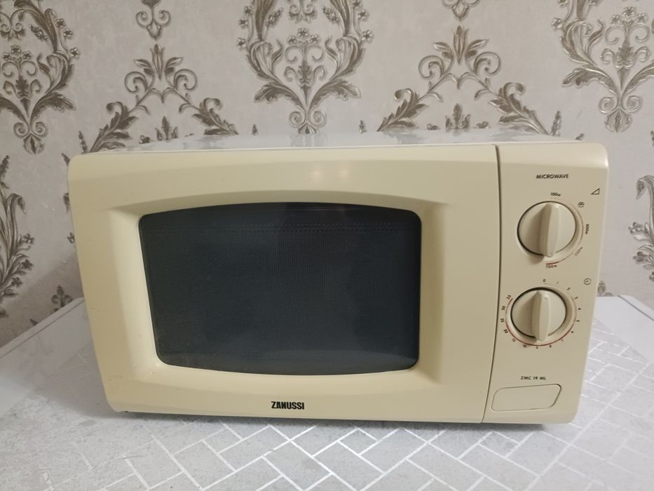 Продам микроволновку Мидеа 18т