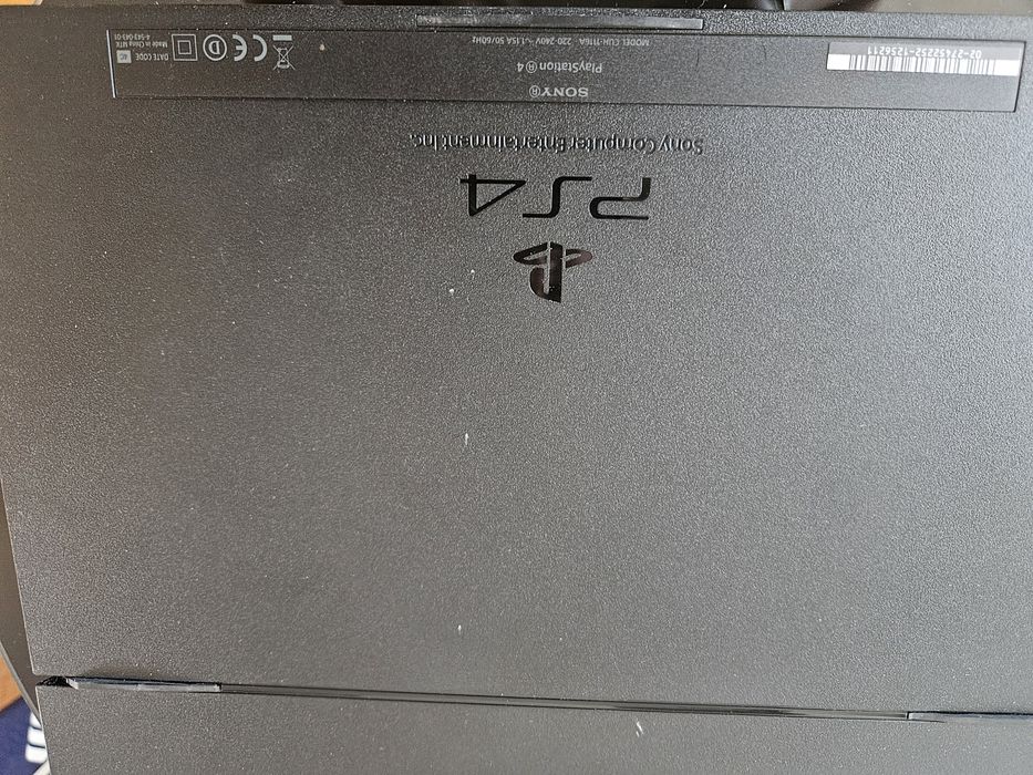 Sony PlayStation 4 (PS4) + 2 Джойстика + 23 Игри!