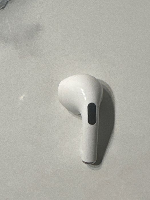 Продам левый наушник Airpods 3 в отличном состоянии
