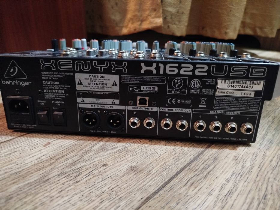 Микшерный пульт Behringer