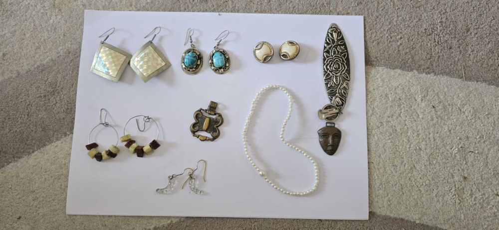 Разпродажба на сувенири с различни тематики