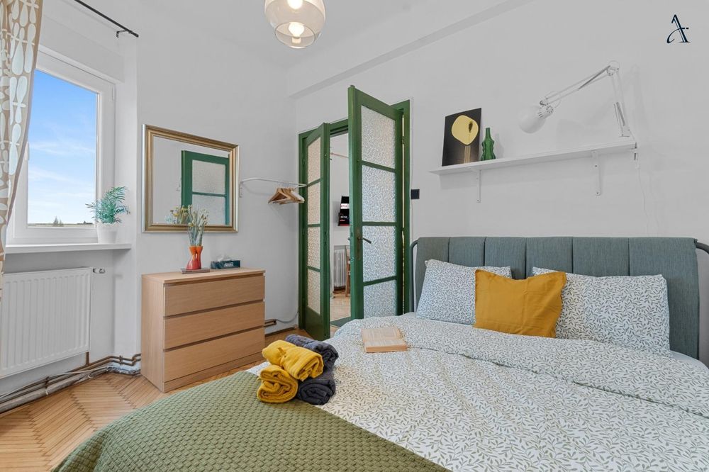 Pat matrimonial Ikea solid și incapator 2,10 x 180. Salteaua inclusa.