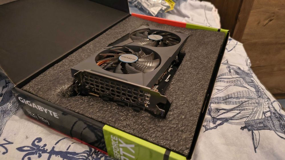 Gigabyte Geforce RTX 3060 EagleOC 12gb vRam + подарък (до нова година)