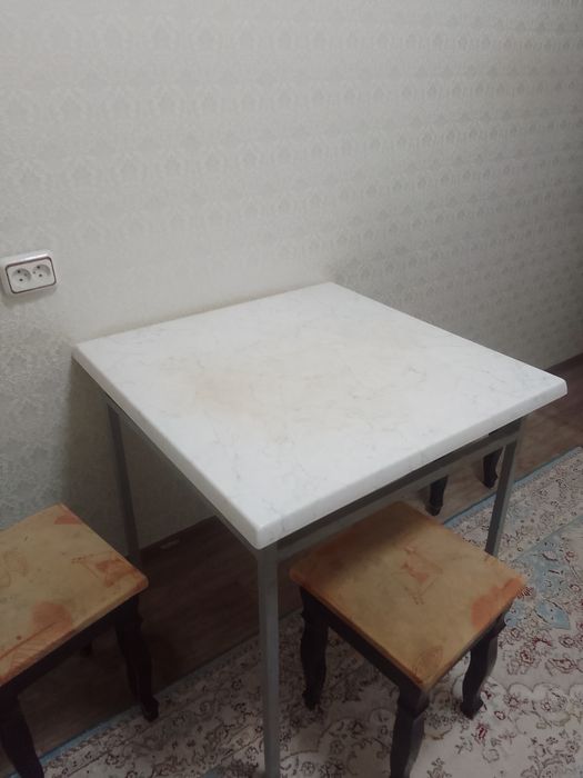 Стол отличный в хорошем состояний