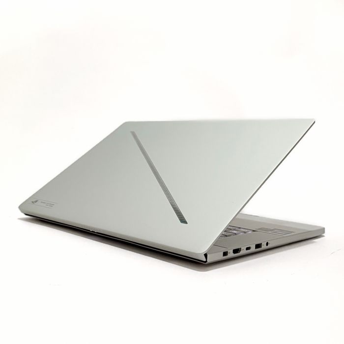 ASUS ROG Zephyrus G16/240Hz OLED 2.5K/Ultra 9 185H/RTX 4070/32GB DDR5/1TB