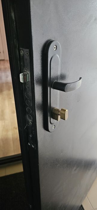 Продам входную металлическую дверь.