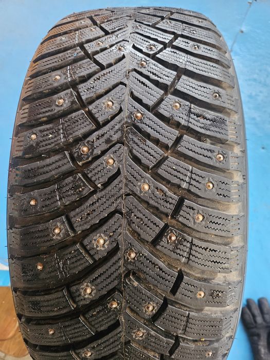 Продам зимние шины  235 50 R18
