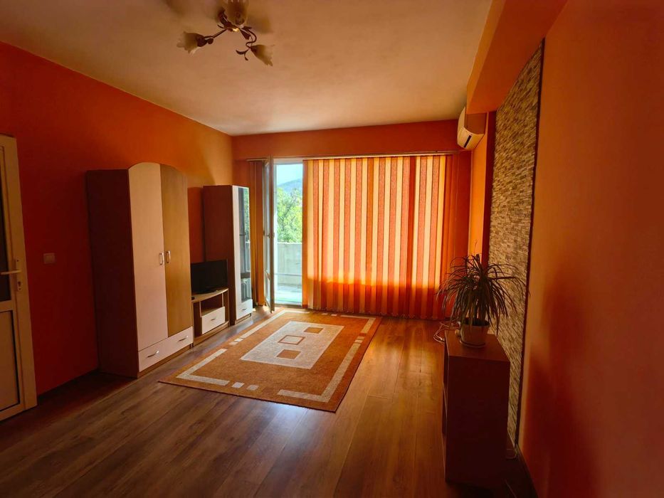 Продавам двустаен южен апартамет-район Болница