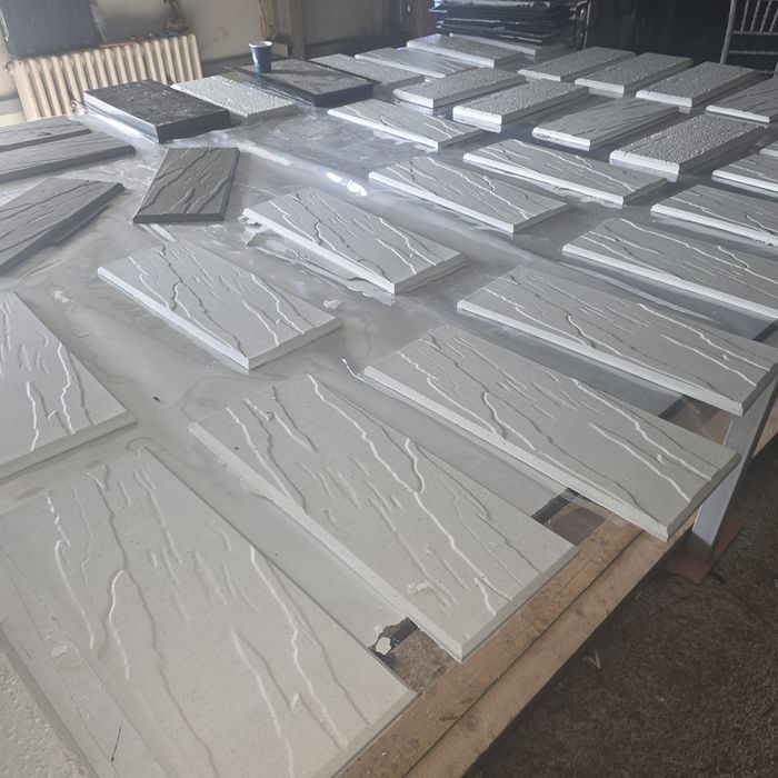 Placi decorative din ciment alb si agregate de marmura