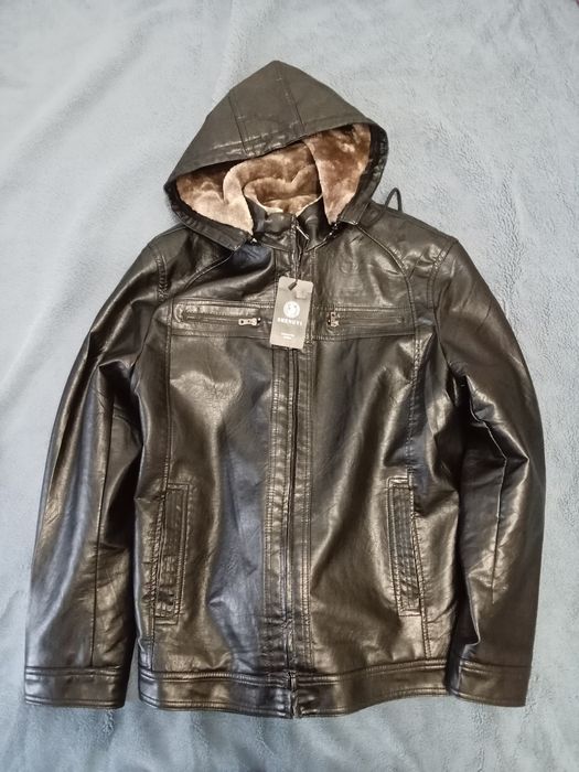 Зимняя куртка с капюшоном.