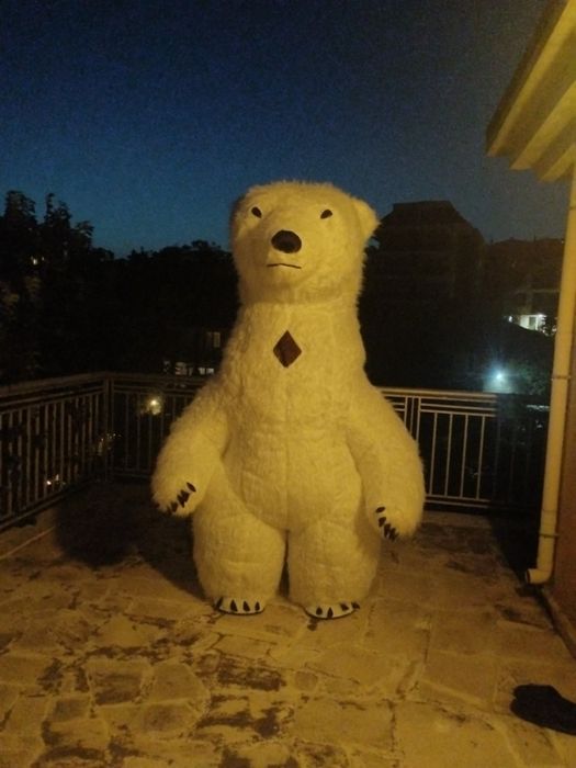 Изненада с гигантска бяла мечка с аниматор