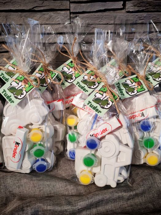 Pachete de pictura pe figurine de ipsos