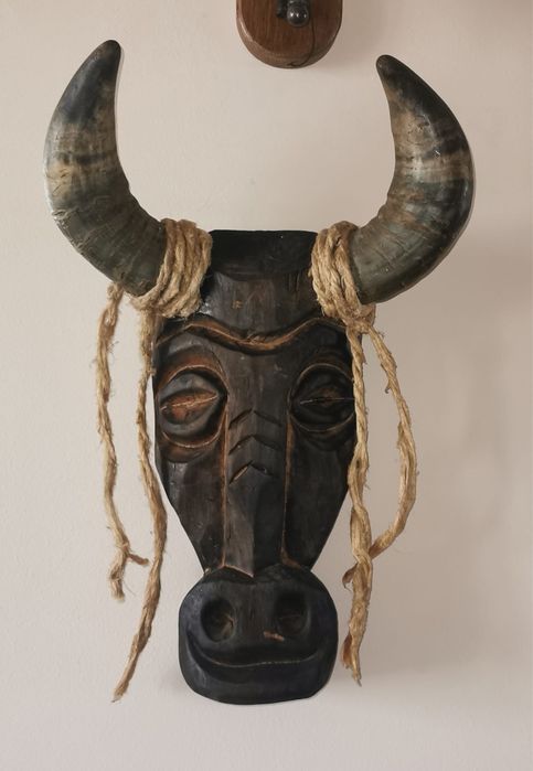 Маска във формата на бик с истински рога и дърво масив българска