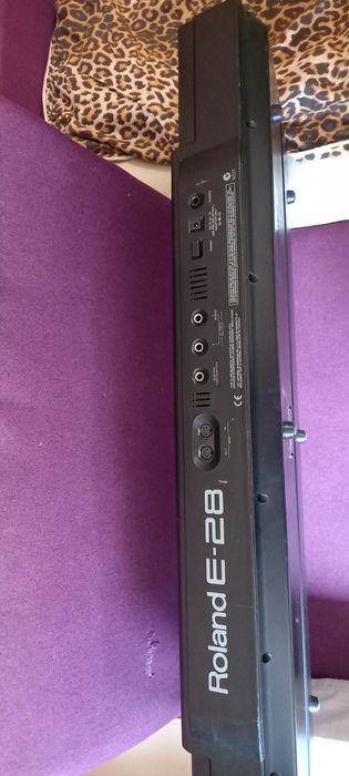 Vând orga Roland E-28