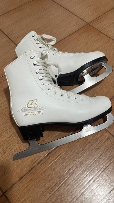 Продам коньки женские, белые