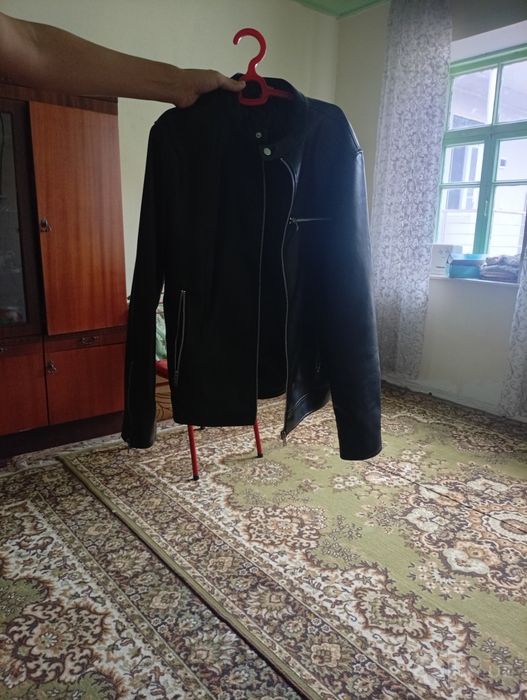 Кожа куртка сотилади