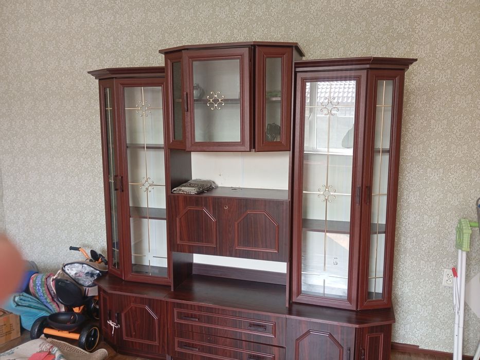 Горка в зале продается